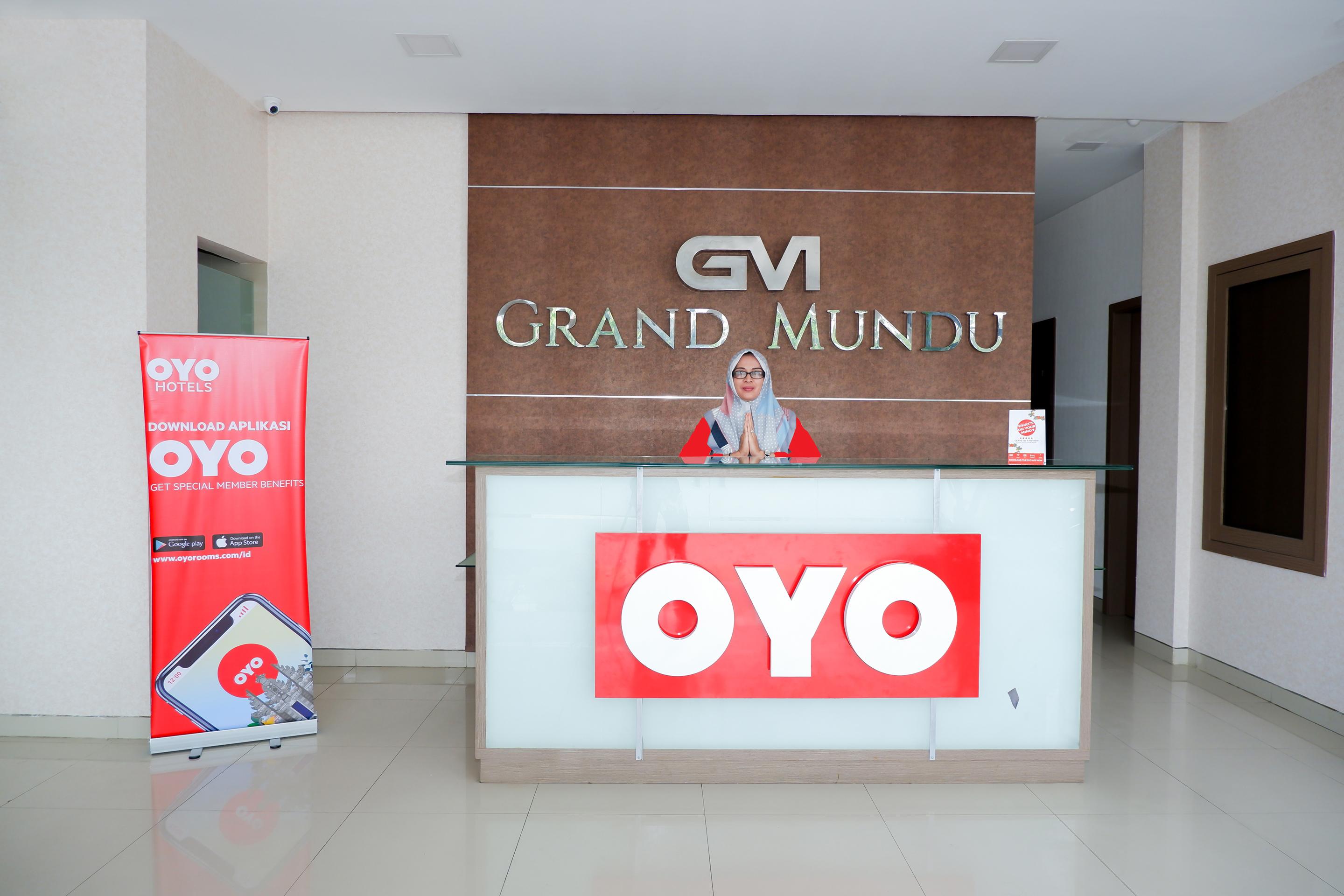 Oyo 379 Grand Mundu Hotel Semarang Exterior photo